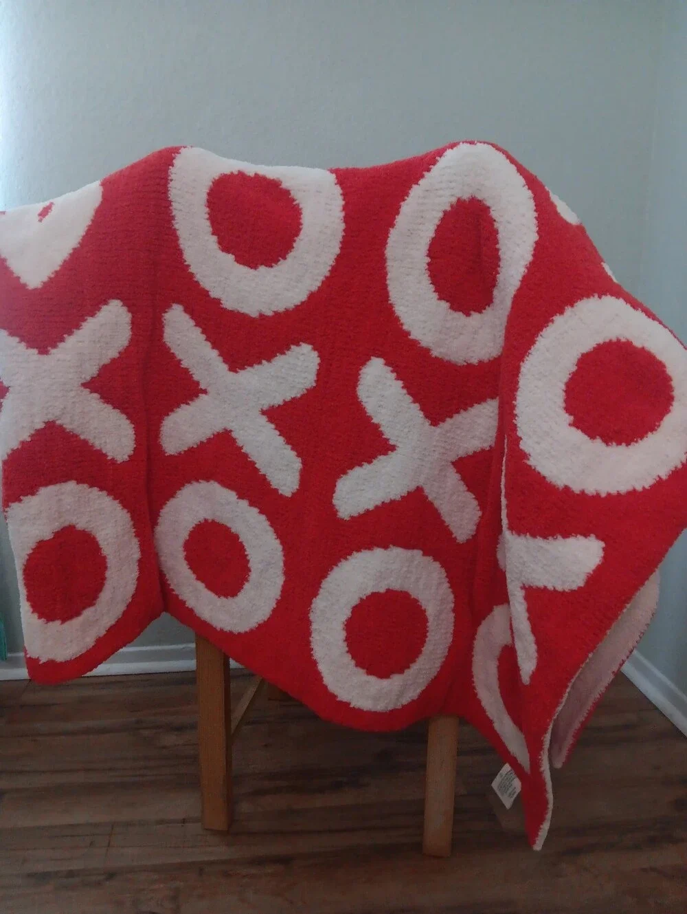 Red and White XO Pattern Holiday Throw Blanket